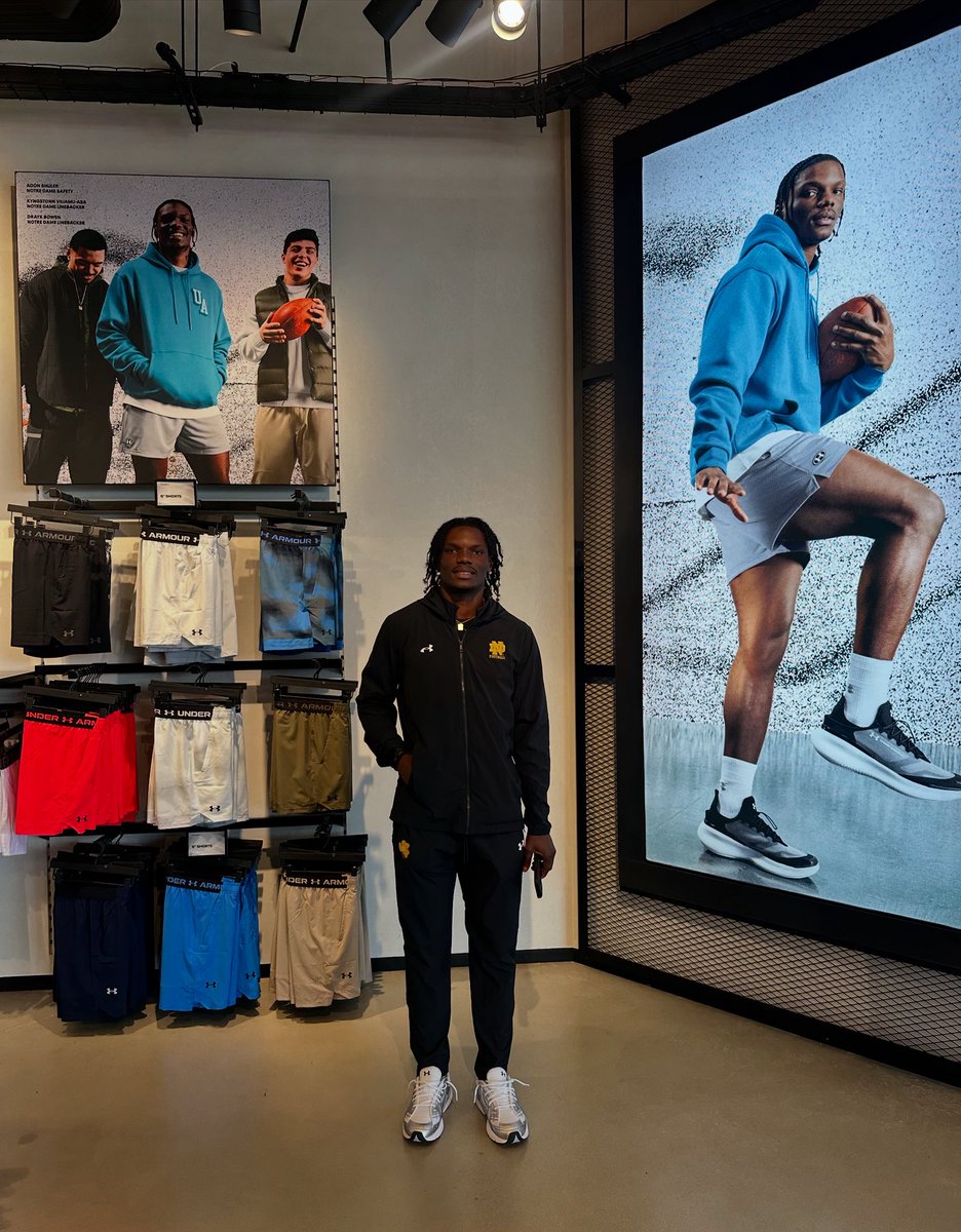 NDFootball's tweet image. The pursuit of better ☘️
Made a quick stop in Baltimore to visit @UnderArmour’s headquarters and saw some of our own displayed rocking UA in the store ☘️
#GoIrish☘️