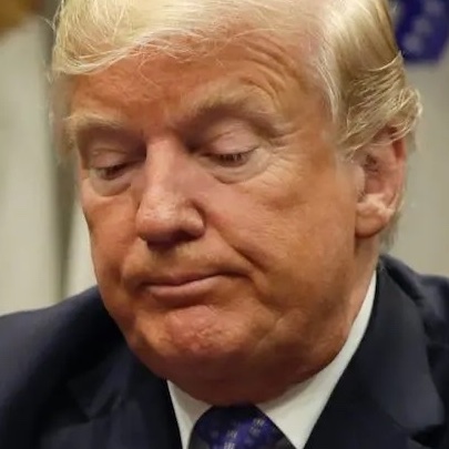 Lembrete:
Em 2016 Katie Johnson processou Trump por " estuprá-la quando ela tinha 13 anos" na casa de Jeffrey Epstein em Nova York, mas foi forçada a desistir do caso após receber várias ameaças de morte. Esse é o ídolo da extrema-direita. Não acreditam? Só pesquisar no pai dos