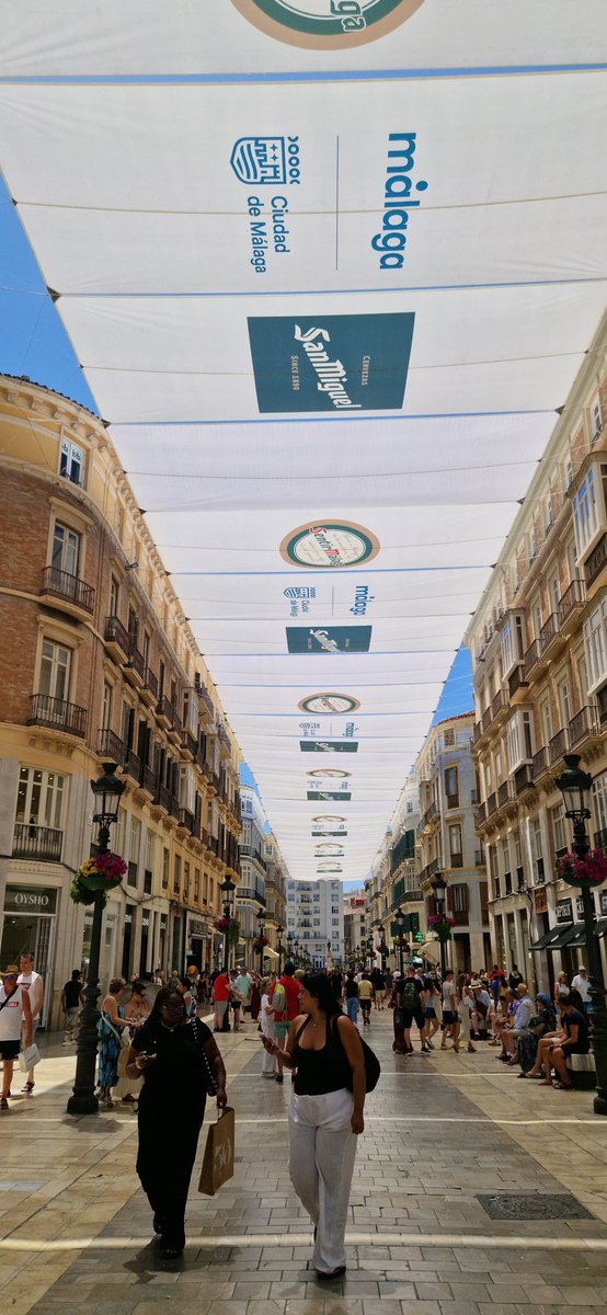 Calle Larios  ya tiene sus nuevos  toldos.Comenzaron a instalarse este Lunes y aún queda un tramo por cubrir.  Este año llegan con unas semanas de retraso. Cubren unos 300 metros y ayudan a reducir la temperatura unos 5 grados.  #malaga #callelarios