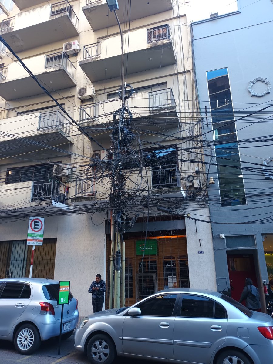 Y pensar que quién diseñó el balcón se imaginó algo así como: "voy a generar un espacio donde las personas puedan salir a disfrutar la vista"

Latin american vibes