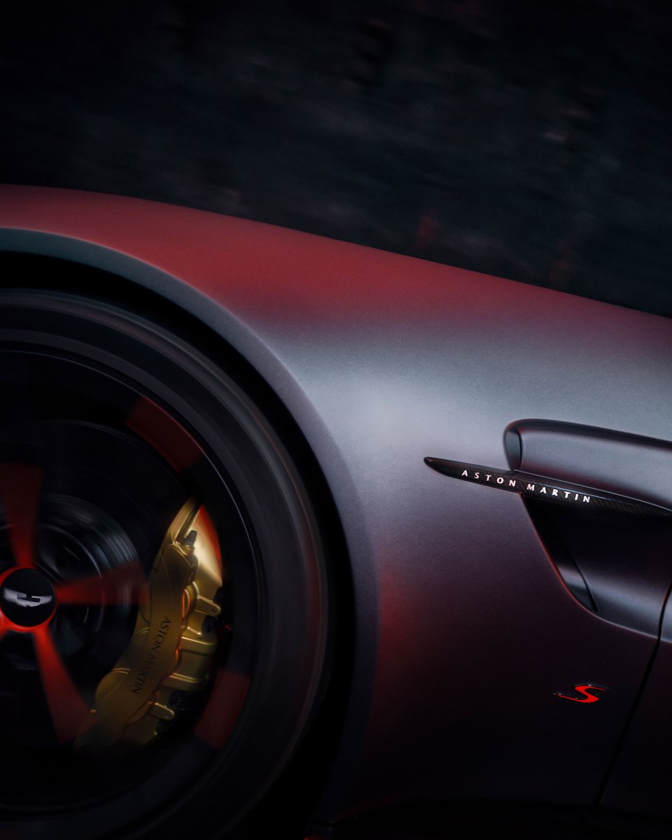 astonmartin's tweet image. A look of intent. Formidable from nose to tail.
Carbon fibre bonnet blades, deck lid spoiler, front splitter, side sills and rear diffuser, and 21” multi-spoke forged alloy wheels.
Discover: bit.ly/4nss1z8
#AstonMartin #VantageS #THRILLDRIVEN