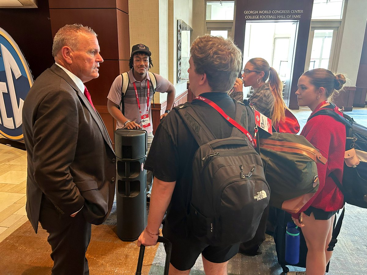 TheGreat_Nate's tweet image. The @OUNightly sports team was packed up &amp;amp; leaving #SECMediaDays when @CoachSamPittman stopped to talk Oklahoma with them. Really cool moment.