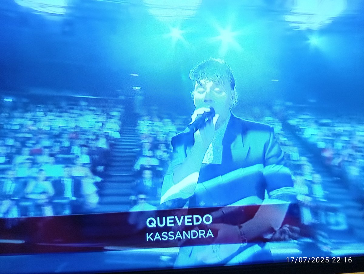 PT_pepe's tweet image. Toca una canción de @pedrodquevedo !!! #PremiosModaRTVE ❣️❣️❣️