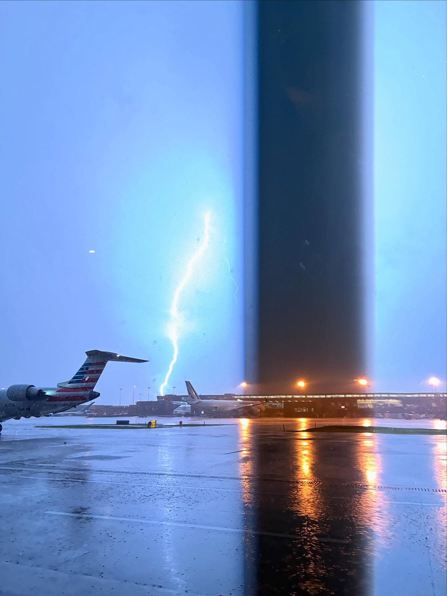 Dulles_Airport's tweet image. Scenes from last night’s storm. Nothing beats a Jet2 holiday ⚡⚡