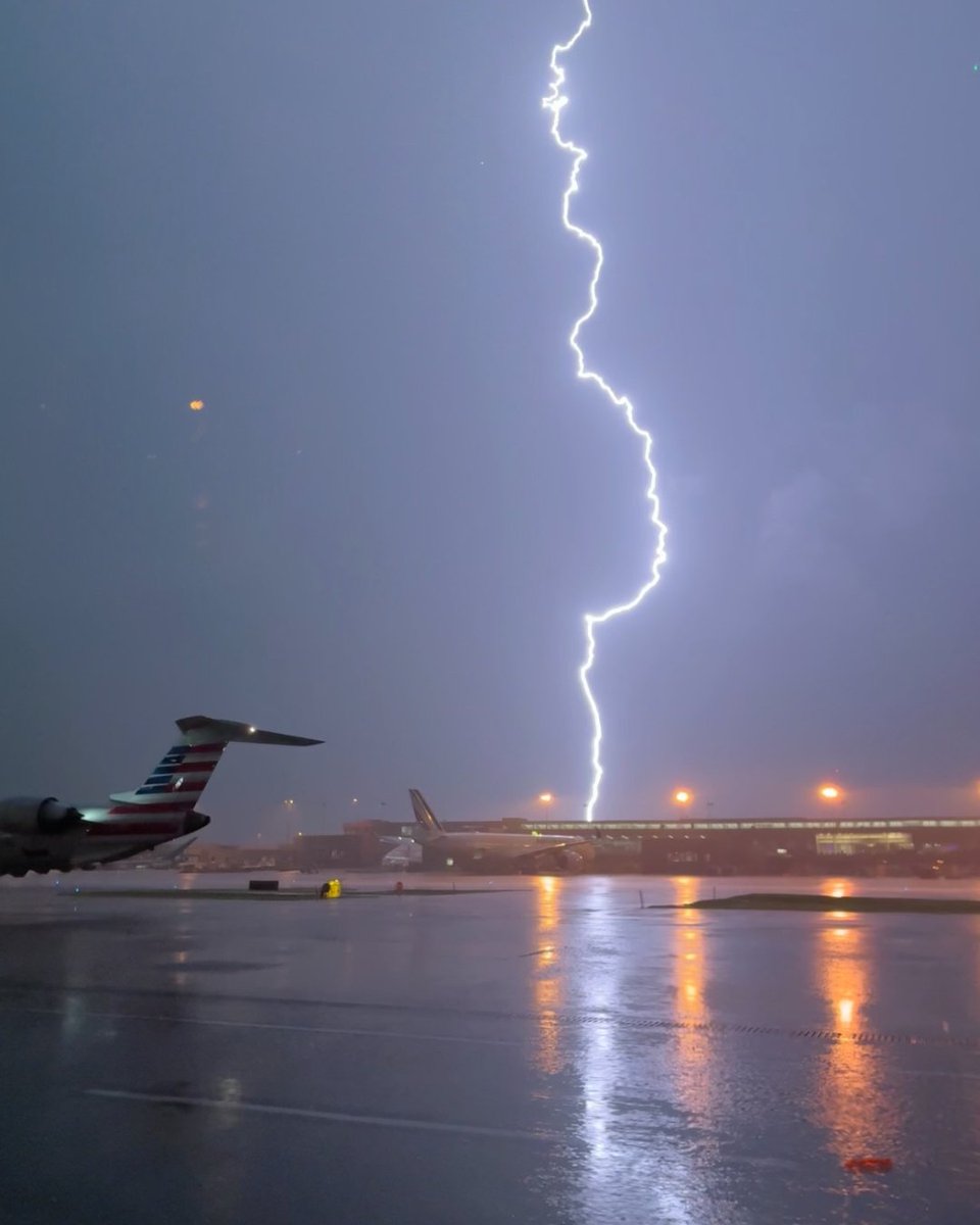 Dulles_Airport's tweet image. Scenes from last night’s storm. Nothing beats a Jet2 holiday ⚡⚡