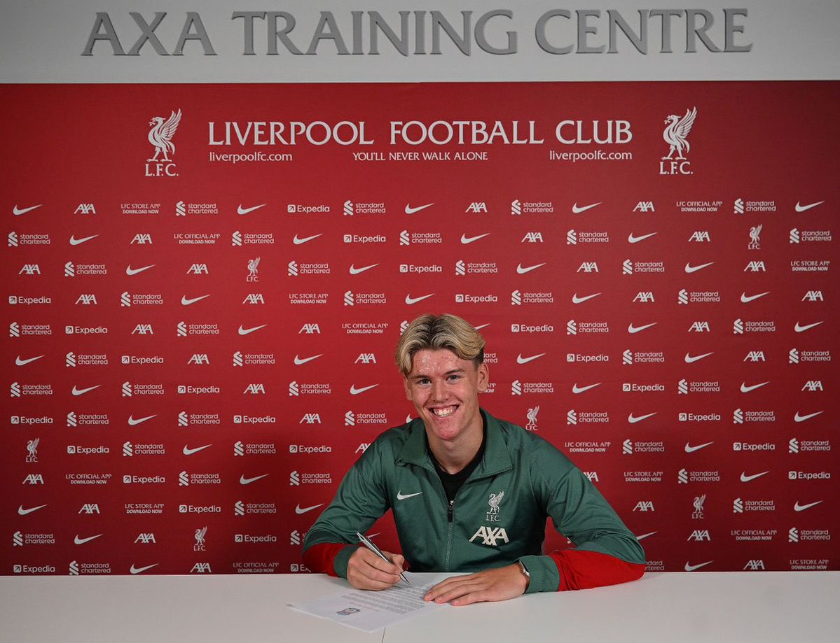 Blg576's tweet image. What a proud moment for us as a family, to see Joe sign his first professional contract at @LFC. Your attitude is a credit to you and will help you have a long career in football. #LFC #LiverpoolFC #ynwa