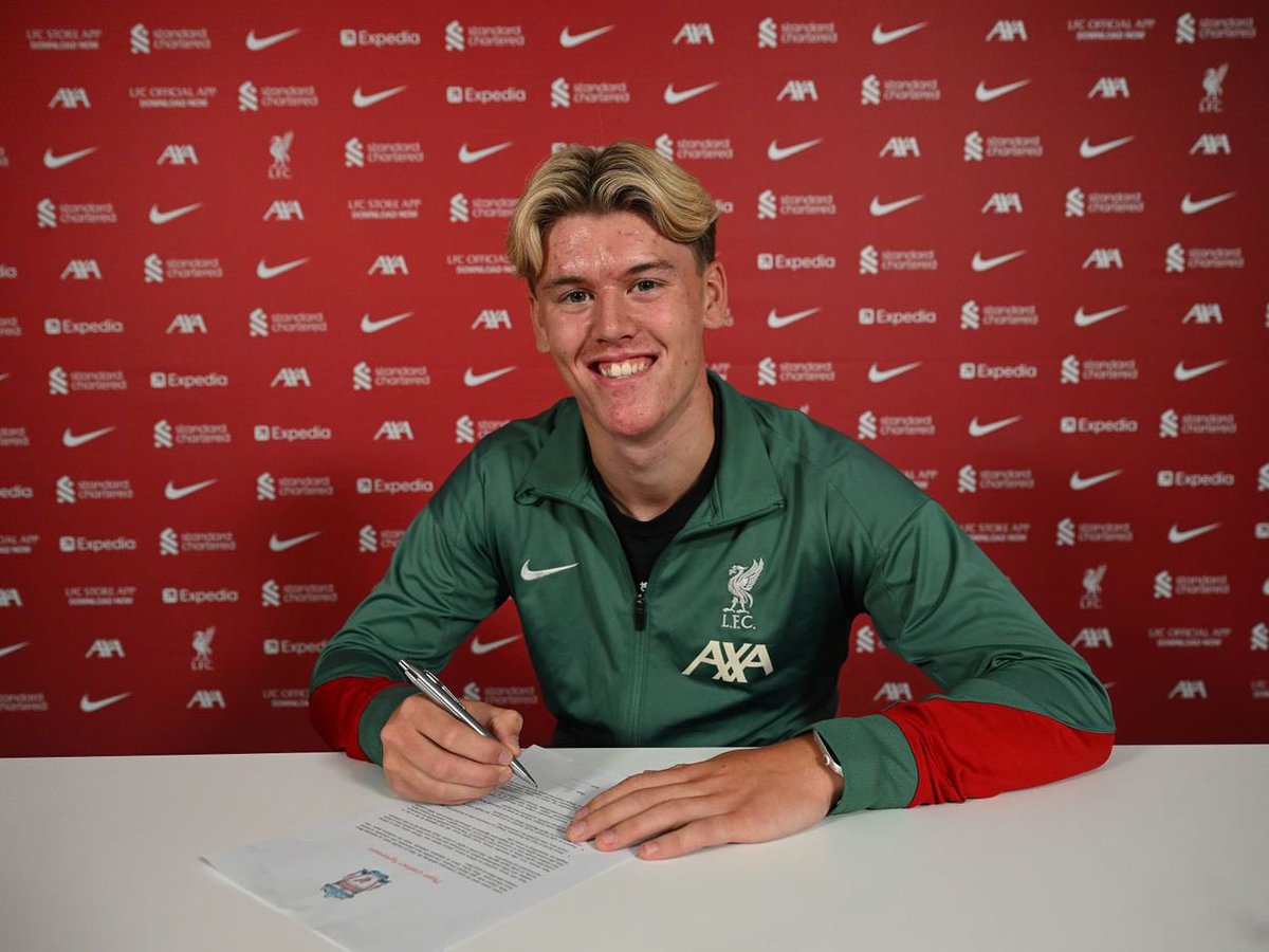 Blg576's tweet image. What a proud moment for us as a family, to see Joe sign his first professional contract at @LFC. Your attitude is a credit to you and will help you have a long career in football. #LFC #LiverpoolFC #ynwa