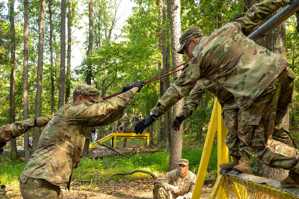 ArmyROTC's tweet image. The 9th Regiment #AdvancedCamp leads their way through the Field Leadership Reaction Course by relying on each other at #CST2025!
馃摳 by MacKenzie Rogers, Murray State University, CST Public Affairs Office
Check out the link in our bio for more!