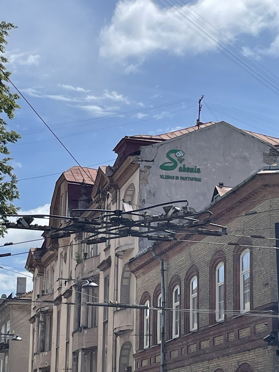 varvuolis's tweet image. Basketball moments on the rooftops of #Vilnius 🏀🇱🇹