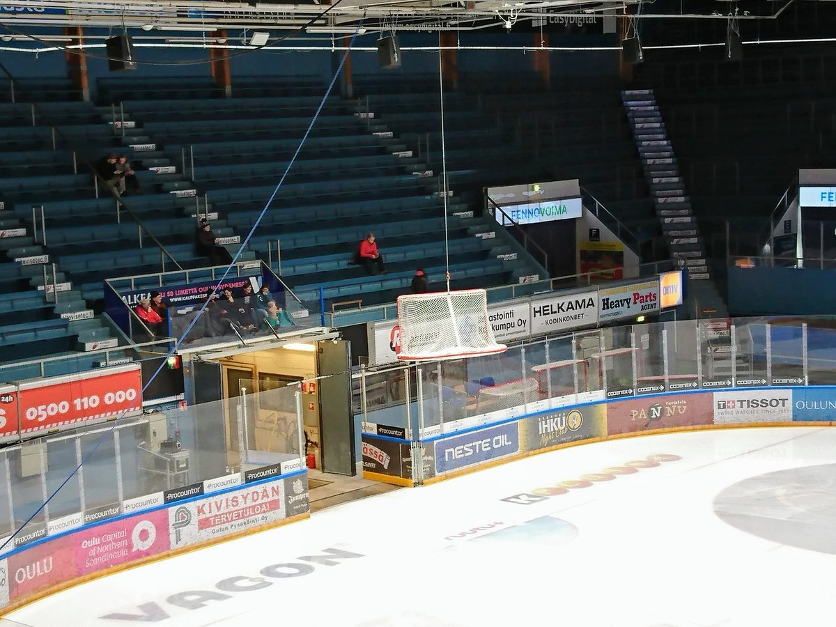 Kyllä. Minä kuulin sen. Kommentaattori sanoi maalin roikkuvan ilmassa.

#emfutis