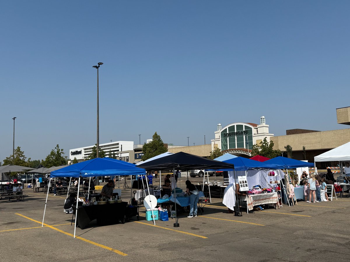 #YourEMS is sending a big thank you to @SouthgateCentre for hosting their annual First Responders Appreciation BBQ.  Full BBQ proceeds help support Mental Health Foundation Alberta.