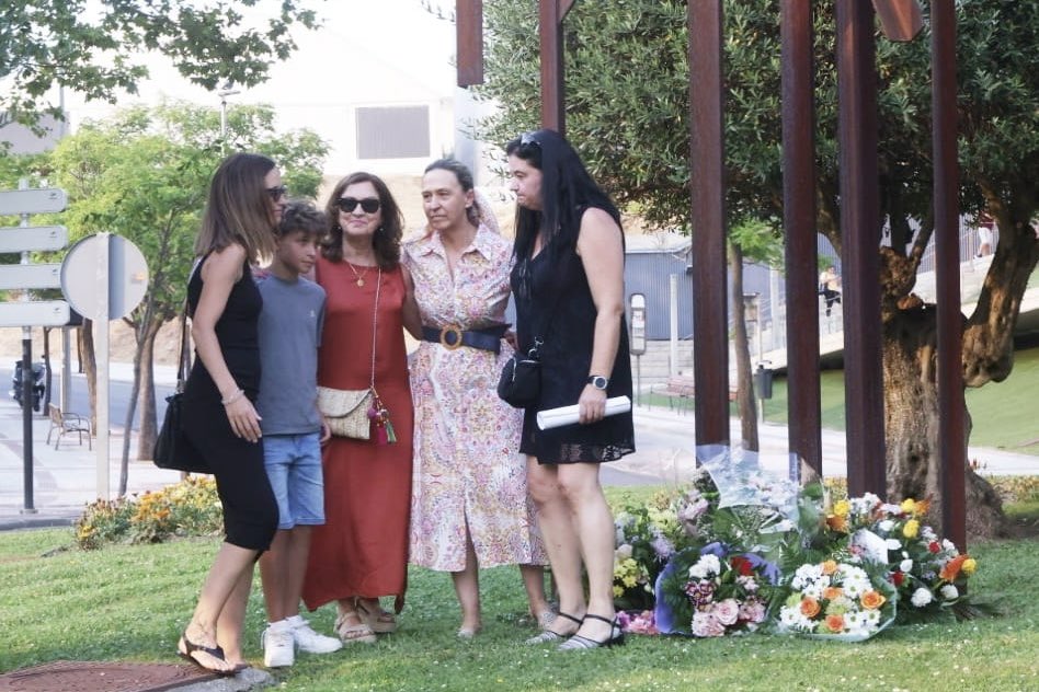 Ana Guarinos López (@anaguarinos) on Twitter photo Nos faltan y siempre nos faltarán once. 
Luis, Jesús Ángel, Alberto, Manuel, Sergio, Marcos, Julio, Mercedes, Jorge César, José y Pedro, vuestro recuerdo permanece y permanecerá siempre. 
Han pasado dos décadas, pero nunca pasará tiempo suficiente para olvidar. El olvido sería Nos faltan y siempre nos faltarán once. 
Luis, Jesús Ángel, Alberto, Manuel, Sergio, Marcos, Julio, Mercedes, Jorge César, José y Pedro, vuestro recuerdo permanece y permanecerá siempre. 
Han pasado dos décadas, pero nunca pasará tiempo suficiente para olvidar. El olvido sería