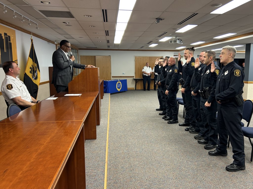 PghPolice's tweet image. The Pittsburgh Bureau of Police held a promotion ceremony for five detectives and two officers who were promoted to the rank of sergeant this afternoon.
One officer was sworn in yesterday at Police Headquarters by Acting Chief Devine.
Congratulations to our eight new sergeants!