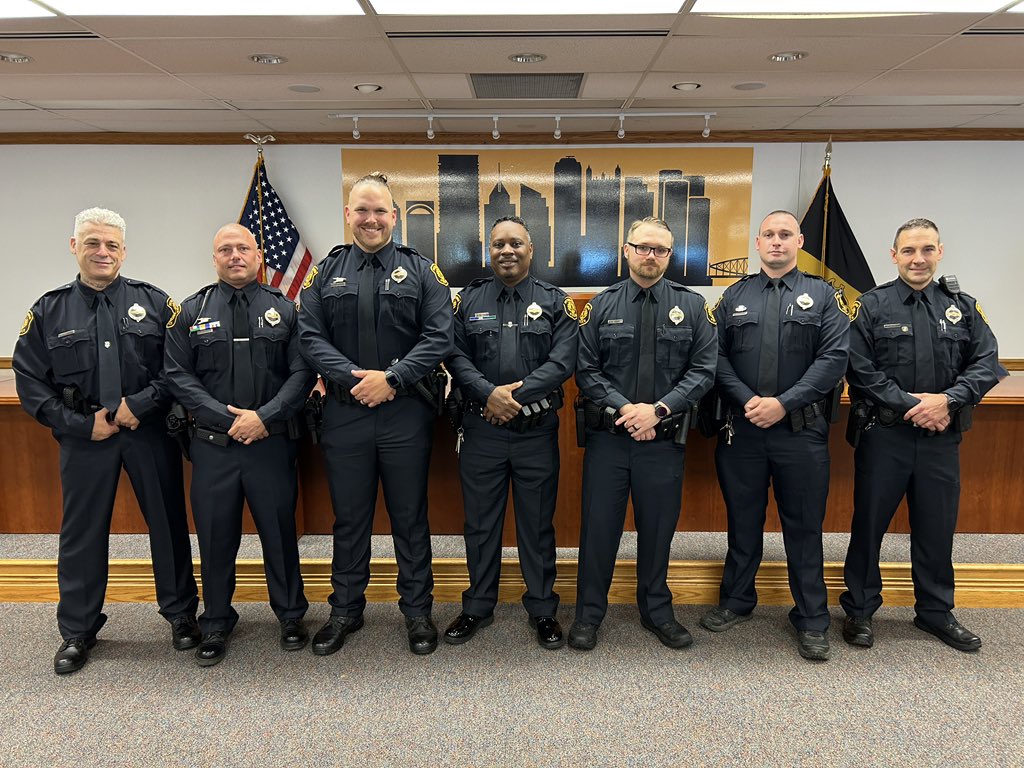 PghPolice's tweet image. The Pittsburgh Bureau of Police held a promotion ceremony for five detectives and two officers who were promoted to the rank of sergeant this afternoon.
One officer was sworn in yesterday at Police Headquarters by Acting Chief Devine.
Congratulations to our eight new sergeants!