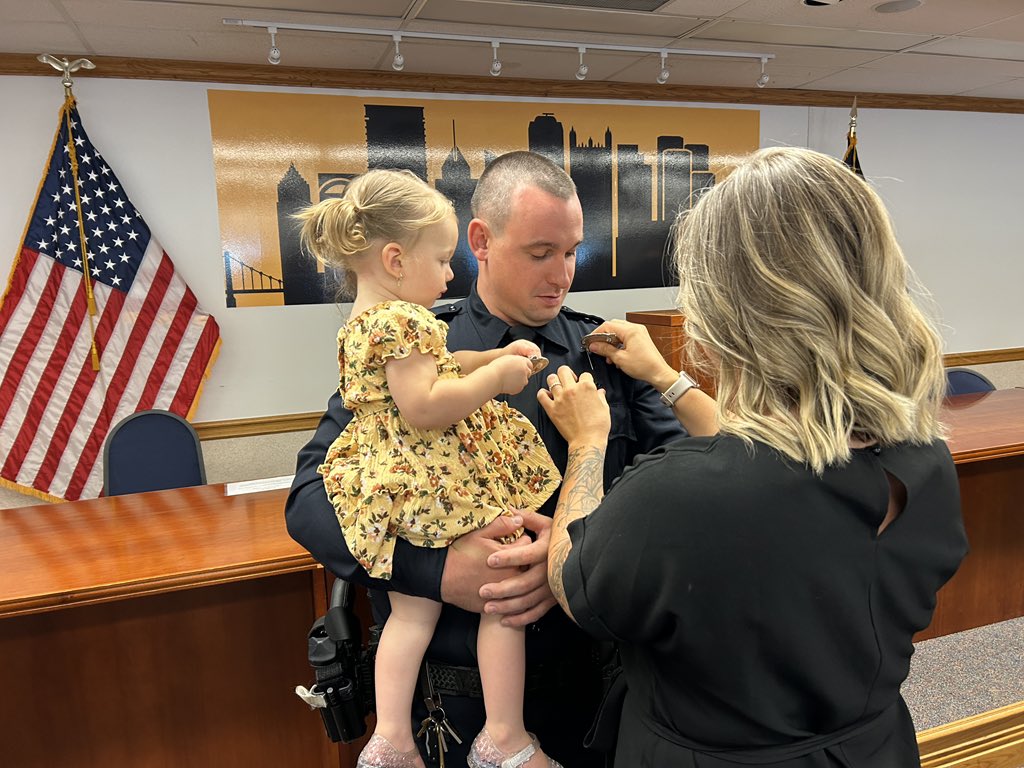 PghPolice's tweet image. The Pittsburgh Bureau of Police held a promotion ceremony for five detectives and two officers who were promoted to the rank of sergeant this afternoon.
One officer was sworn in yesterday at Police Headquarters by Acting Chief Devine.
Congratulations to our eight new sergeants!