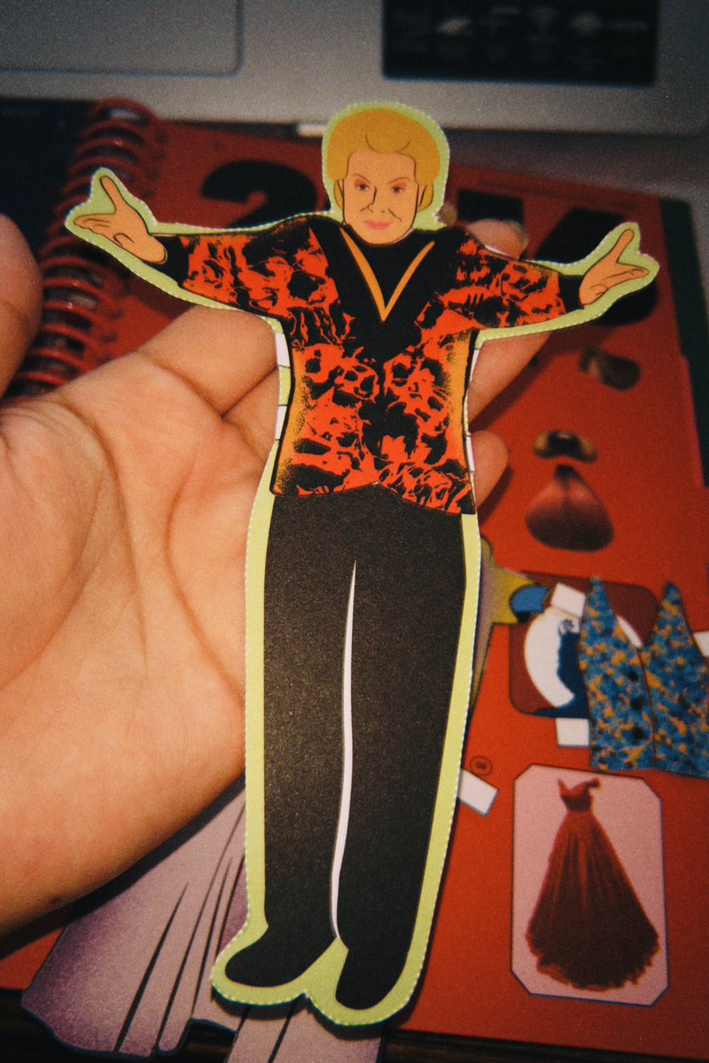 mariagamesa's tweet image. Les quiero enseñar una de mis posesiones más random:
una muñeca de papel de
✨ WALTER MERCADO 🔮 ✨
