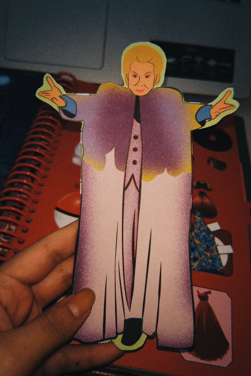 mariagamesa's tweet image. Les quiero enseñar una de mis posesiones más random:
una muñeca de papel de
✨ WALTER MERCADO 🔮 ✨