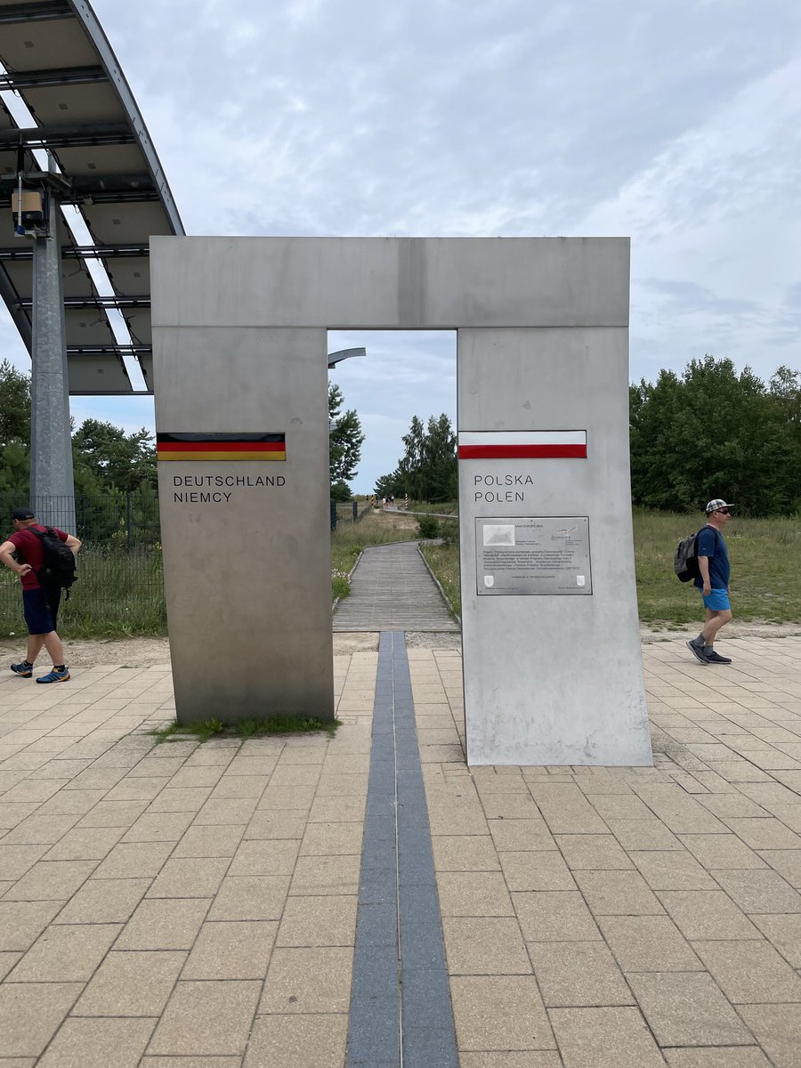 Ich bin tierisch genervt: Nachdem wir 20 Jahre lang im Sommer problemlos auf Usedom über die Grenze gehen/fahren konnten, müssen wir jetzt echt noch auf die Schnelle Ausweise für die Kinder organisieren, damit es dort keinen Stress gibt. 

Danke, CDU!