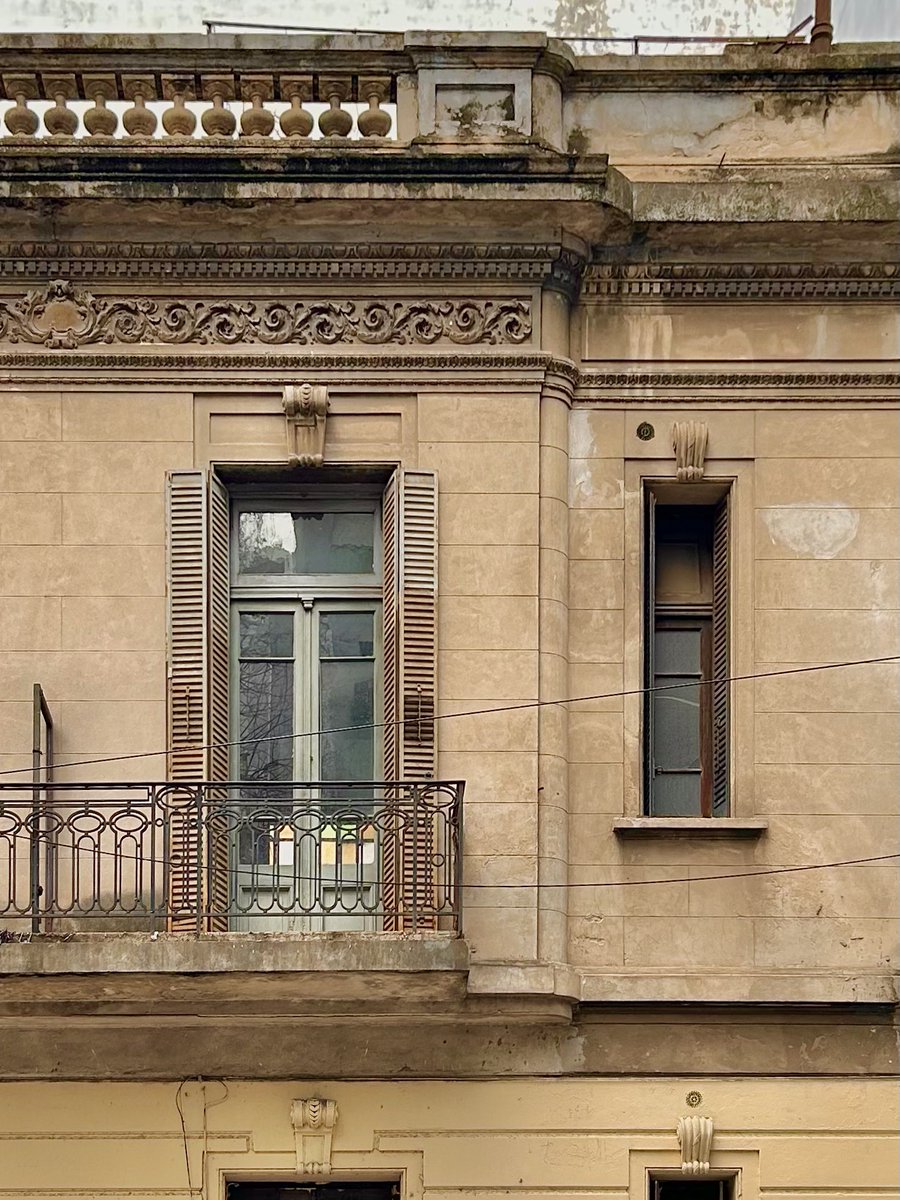 No se detiene el bombardeo sistematizado por la especulación inmobiliaria sobre el patrimonio cultural porteño.
Lambaré y Humahuaca, Almagro.
Otra sustitución innecesaria por construcción de baja calidad arquitectónica y ambiental, por la obscena plusvalía impulsada por el GCBA.