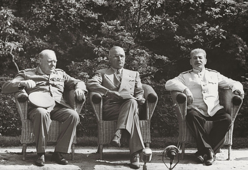 Battle_History's tweet photo. 1/10 #OnThisDay in 1945, the Allied leaders met at Cecilienhof Palace, former home of Germany's last Crown Prince. The irony was thick: in the heart of a fallen empire, they gathered to decide its fate. This wasn't a victory lap; it was the tense start of a new world order. https://t.co/LClhCUf92w