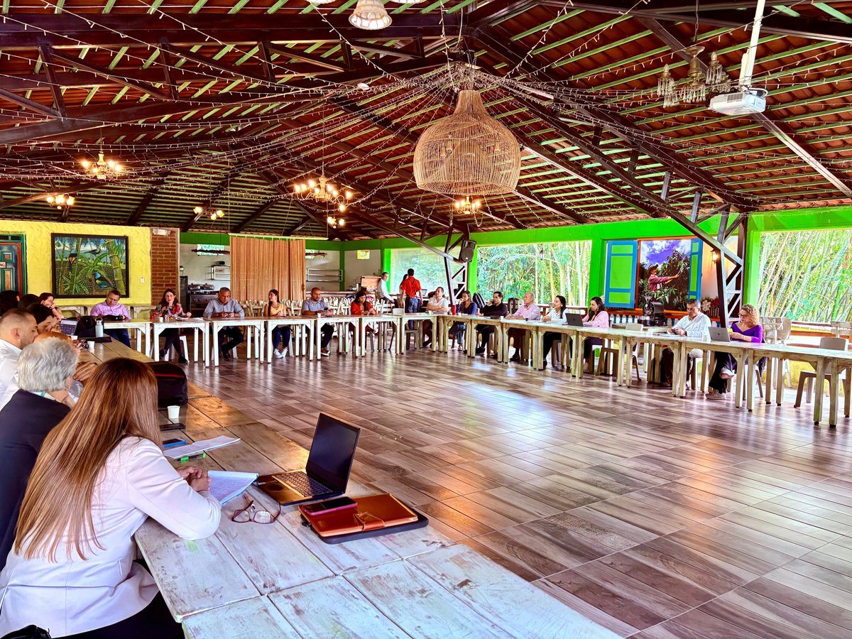 Nuestro gerente, Víctor Baza, acompañó al CIR en una visita a Santa Rosa de Cabal, donde se abordaron temas clave para el desarrollo y la integración del territorio.
Además, tuvimos la oportunidad de apreciar la riqueza gastronómica, cafetera, turística y artesanal.