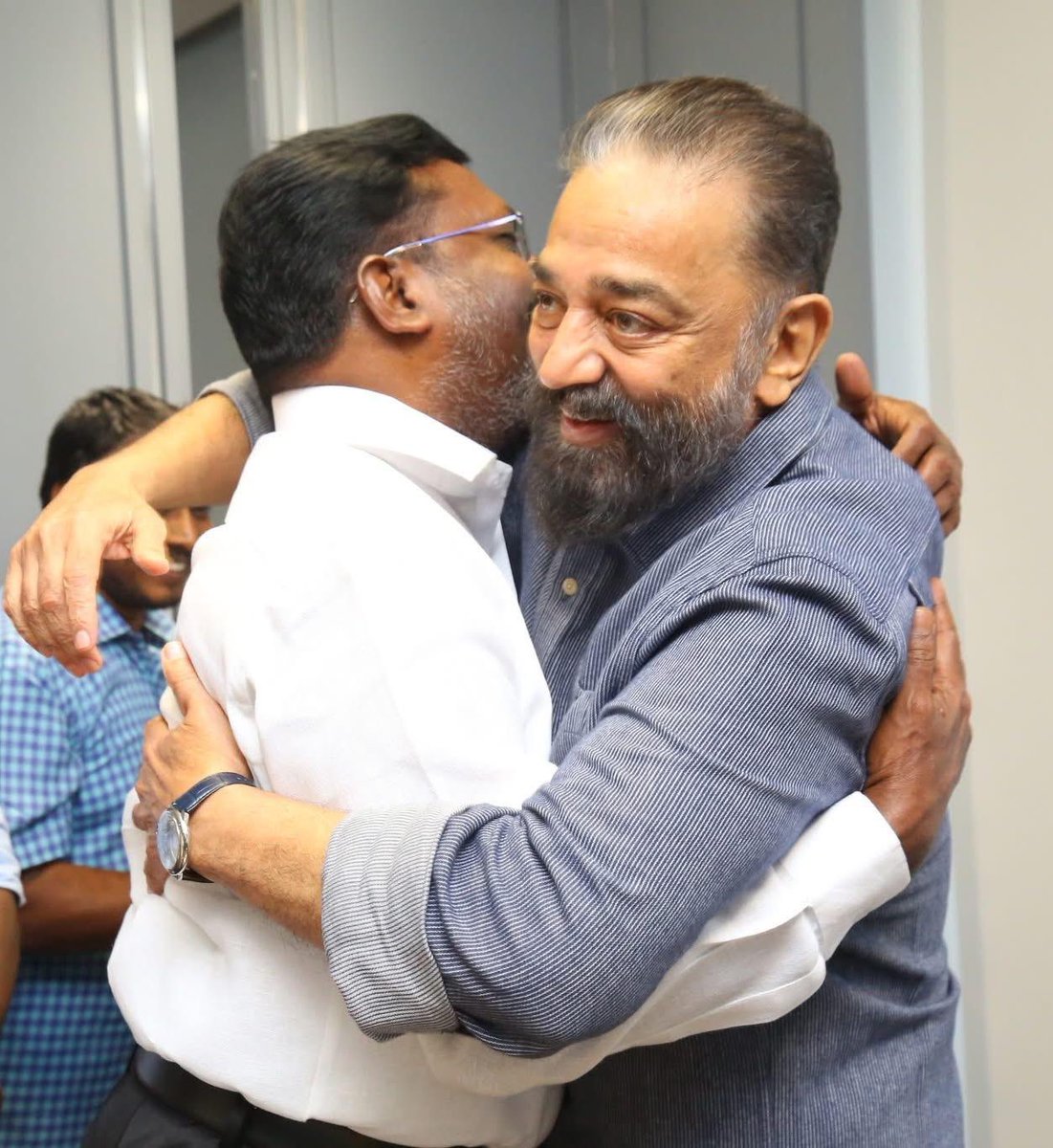 thirumaofficial's tweet photo. ஒருமணிநேரம். 
கரைந்ததே தெரியவில்லை. 
கட்சி அரசியல் கலப்பில்லாத கருத்துப்பொழிவு. 
ஒரு சொல்லும் வீண் இல்லை. 

சாதியே எதிரி. சாதியைக் காக்கும் சனாதனக் கருத்தியலே பகை. அதனை அழித்தொழிப்பதே அறம்சார் அரசியல். 

தேர்தல் களத்தில் 
வெல்வது வெற்றியுமல்ல ; 
தோற்பது தோல்வியுமல்ல!

திராவிடம் தென்னாட்டுக்கு மட்டுமோ; 
ஓரிரு கட்சிகளுக்கு மட்டுமோ உரியதல்ல; 
அது தேசம் தழுவியது. 
அயோத்திதாசப் பண்டிதர் முன்மொழிந்தது.

நாளும் பொழுதும் இடையறாது நாட்டைப் உலுக்கும் மூன்று பரிசுத்த ஆவிகள். அவை, உடுக்கை அடித்து எவராலும் குடுவைக்குள் அடைக்கமுடியாத அறிவுப்பிசாசுகள். காந்தி, அம்பேத்கர், நேரு ஆகிய அம்மூவரும் தான் பழமைவாதம் தகர்க்கும் கருத்தியல் பேரிடிகள். புதுமை இந்தியாவைப் படைக்கும் ஞானச்சிற்பிகள். 
அவர்களைச் சிதைக்க முனைவது சிறுபிள்ளை விளையாட்டு! 

இன்று அரசமைப்புச் சட்டம்தான் நாம் 
ஏந்த வேண்டிய ஓராயுதம்; பேராயுதம்!

இப்படி நீண்டது...
அண்ணன் கமல்ஹாசன் 
அவர்களின் கருத்தாடல்.

தெளிந்த பார்வை! தேர்ந்த இலக்கு! சிலிர்ப்பைத் தந்தது! சிலாகிக்க வைத்தது!

யாவற்றுக்கும் மேலாக ...

"ஆடைகொண்டு போர்த்த வேண்டாம்; உடலைக் கொண்டு போர்த்துங்கள்"என்று சொல்லிக்கொண்டே என்னை ஆரத்தழுவி அணைத்துக்கொண்ட அவரின் பெருமூச்சில் அன்பின் கதகதப்பை உணர முடிந்தது. உள்ளம் முழுதாய் உறைந்து நின்றது. 

இடைவெளி இல்லாது இறுக அணைப்பதில் தானே சகோதரத்துவம் துளிர்விடும்!

சகோதரத்துவம் போற்றும் சகலகலாவல்லவன் 
உலகநாயகன் கமல்ஹாசன் அவர்களுக்கு எம் நெஞ்சார்ந்த வாழ்த்துகள். 
@ikamalhaasan