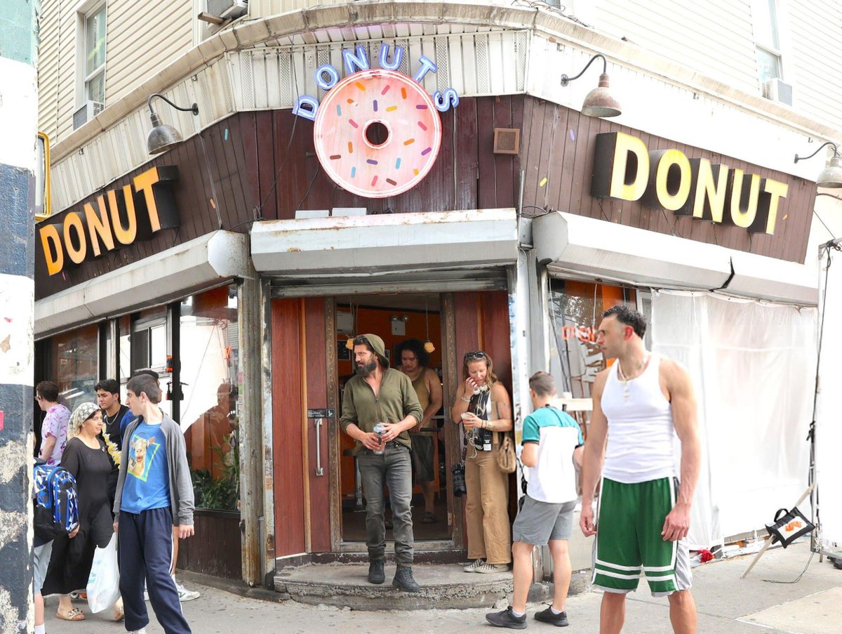 _DaredevilShots's tweet image. More stills of Jon Bernthal on the ‘The Punisher’ set.
(via: getty images)