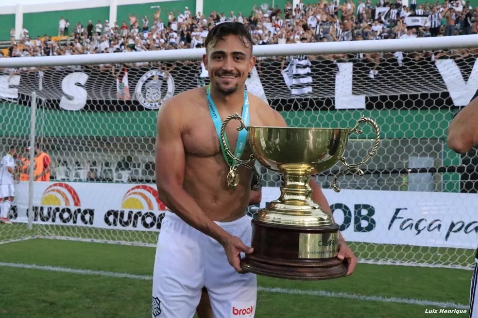 🚨 Reforço confirmado!
O lateral-esquerdo Guilherme Lazaroni está de volta ao Figueirense! ⚫⚪
Com passagens por diversos clubes do Brasil e do exterior, ele retorna para reforçar o Furacão na sequência da temporada.
#Figueirense #Lazaroni #Voltou