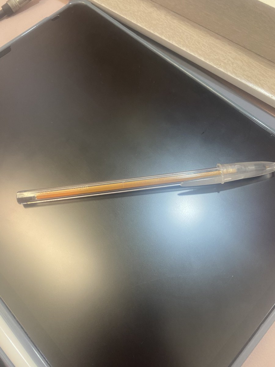 andradererica's tweet image. Gente, que história é essa de que não pode mais usar essa caneta em prova porque não é considerada “do corpo transparente”?