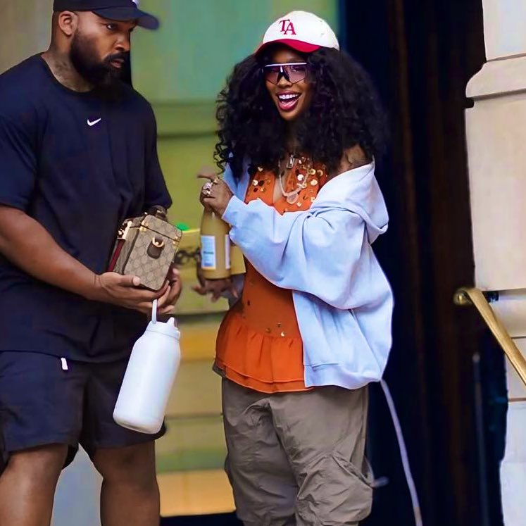 CHlLLBABY's tweet photo. seeing her happy >>>>>> https://t.co/E4Jlqg3SLu