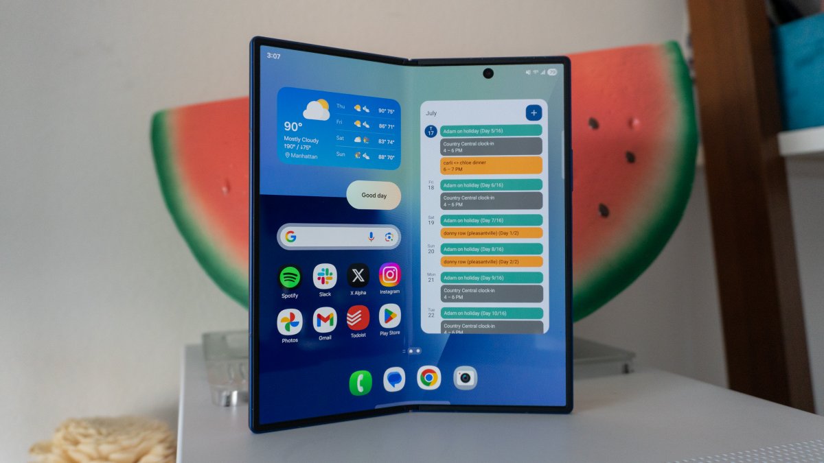 LegendaryScoop's tweet image. 📱 Behold, the best foldable of 2025: the Galaxy Z Fold 7!
Samsung nailed it with this phone. Between the design, the larger displays, the performance, 200MP camera, and AI features, this is the foldable to beat.
Our @theshortcut review is live! theshortcut.com/p/samsung-gala…
