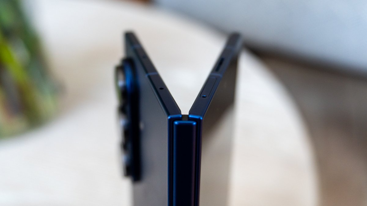 LegendaryScoop's tweet image. 📱 Behold, the best foldable of 2025: the Galaxy Z Fold 7!
Samsung nailed it with this phone. Between the design, the larger displays, the performance, 200MP camera, and AI features, this is the foldable to beat.
Our @theshortcut review is live! theshortcut.com/p/samsung-gala…