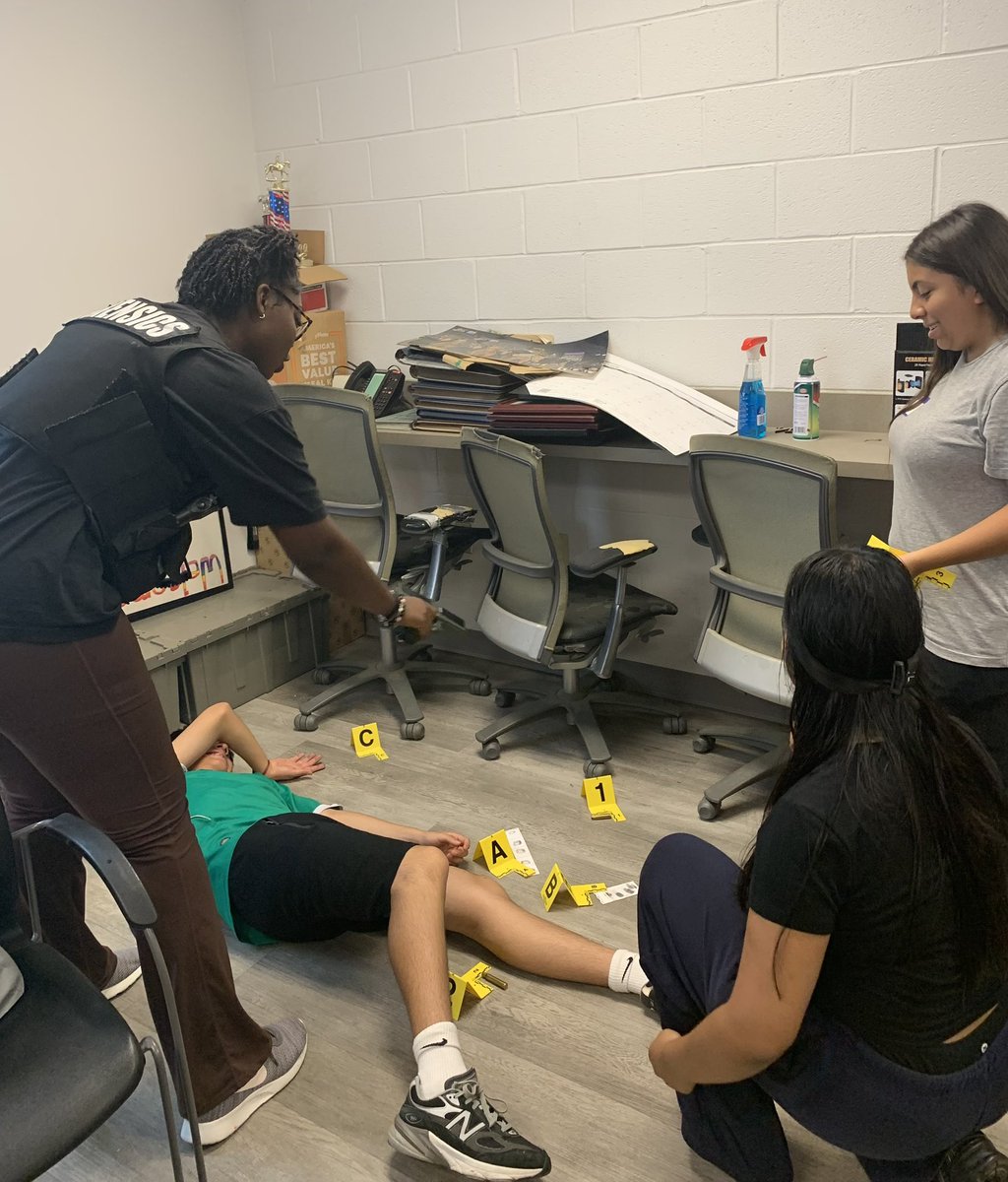 BaltimorePolice's tweet image. BPD recently hosted a fun-filled Field Day with our Jr. Cadets & the competition was on! From football to mock crime scenes and team challenges, it was a great day of friendly rivalry, teamwork & connection.
We’re proud to support & engage with our young leaders!
#BPDJrCadets