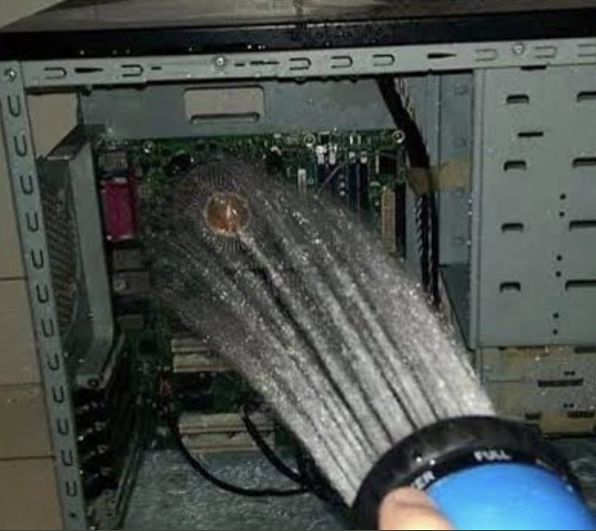 me pidieron que instale refrigeración liquida y estuve toda la noche asi.

hoy no prenden los servers y me echaron, uno que intenta salvar los nodos 👍