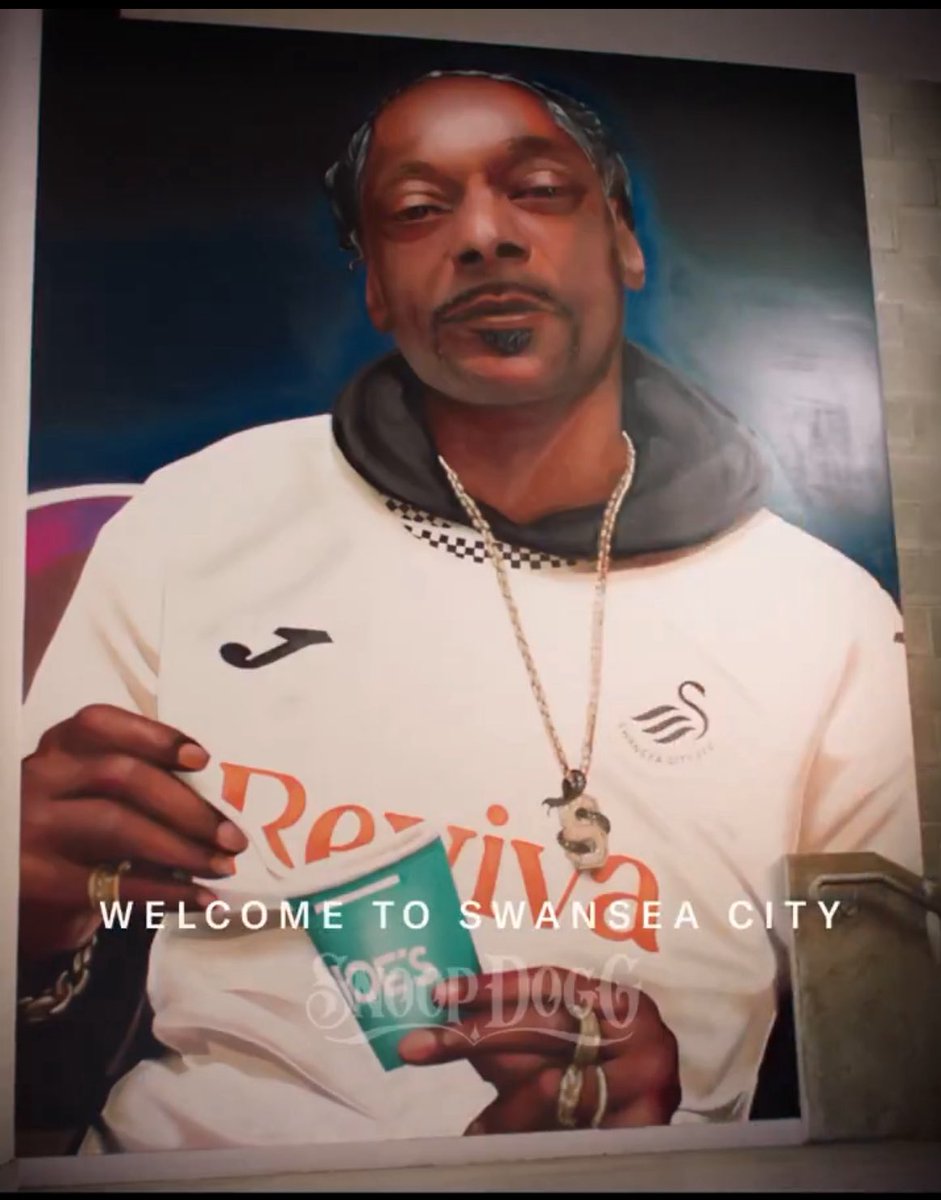jones_mog's tweet image. Snoop Doggy Dog wearing a @SwansOfficial shirt and eating @JoesIceCream is not what i was expecting to see on a Thursday evening
This is not AI generated πππ