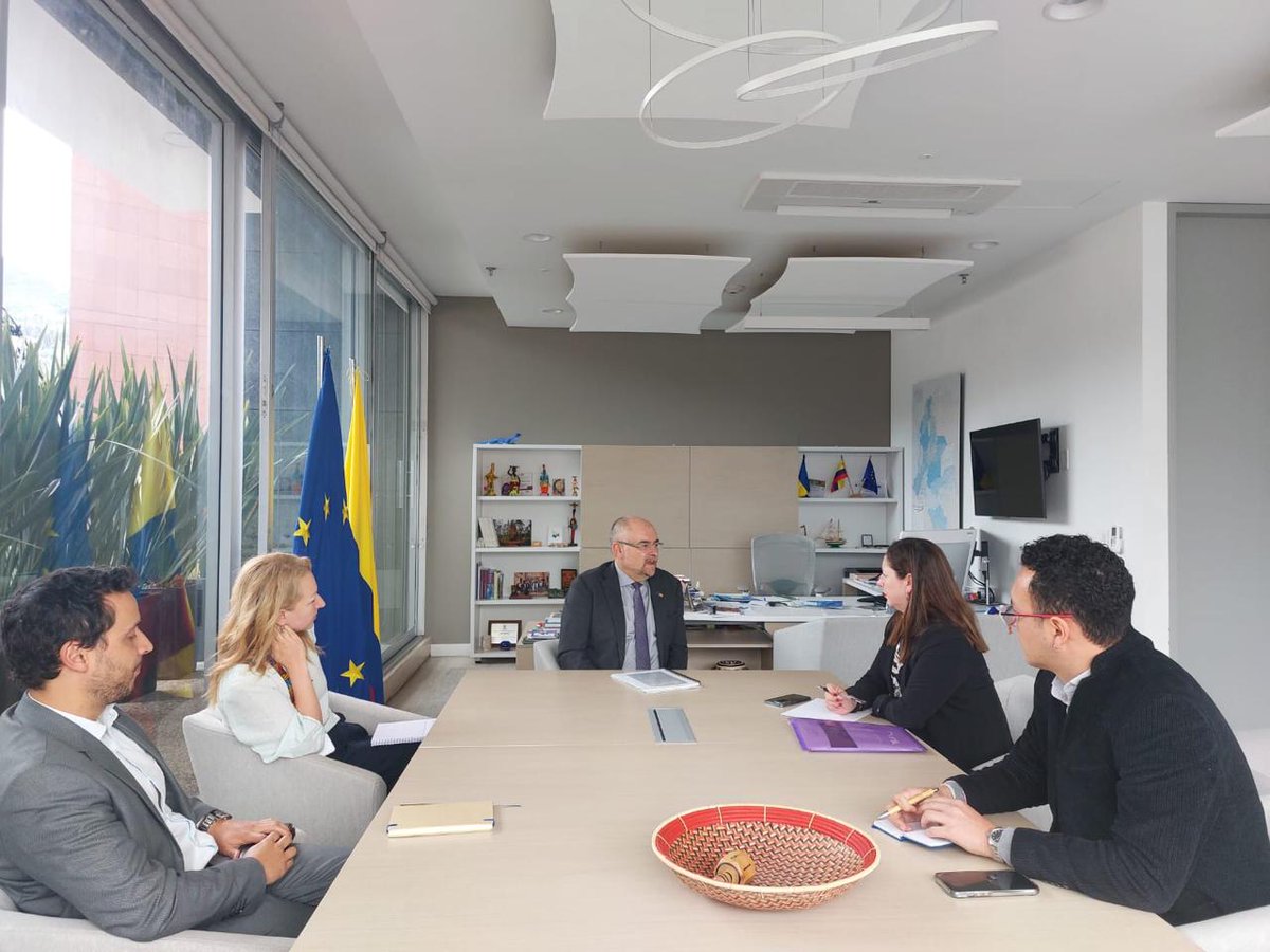 MinInterior Colombia (@mininterior) on Twitter photo 🤝 La dirección de Derechos Humanos del <a href="/MinInterior/">MinInterior Colombia</a> se reunió con la Delegación de la Unión Europea en Colombia y su embajador @BertrandGillesEU, para dialogar del compromiso conjunto en la protección de las personas defensoras de derechos humanos. 🤝 La dirección de Derechos Humanos del <a href="/MinInterior/">MinInterior Colombia</a> se reunió con la Delegación de la Unión Europea en Colombia y su embajador @BertrandGillesEU, para dialogar del compromiso conjunto en la protección de las personas defensoras de derechos humanos.
