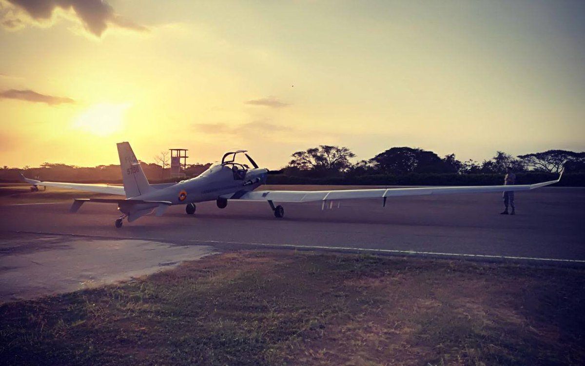 #TBT I En 1998, el avión Schweizer SA2-37A ‘Vampiro’ inició su operación en la <a href="/FuerzaAereaCol/">Fuerza Aeroespacial Colombiana</a>. Desde entonces, sus tripulaciones forjaron una doctrina de operación y una escuela de entrenamiento, desempeñando tareas de reconocimiento y vigilancia.

#RevistaFAC✍️