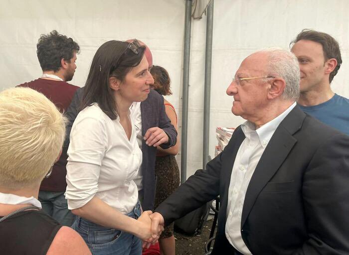 marsetac's tweet image. Oggi @ellyesse ha visto al Nazareno @VincenzoDeLuca. Al centro dell’incontro le candidature in vista delle prossime regionali in Campania, per le quali sembra si stia andando verso una convergenza sul nome dell’esponente M5S, Roberto Fico. Non serviva guardare chissà dove per…