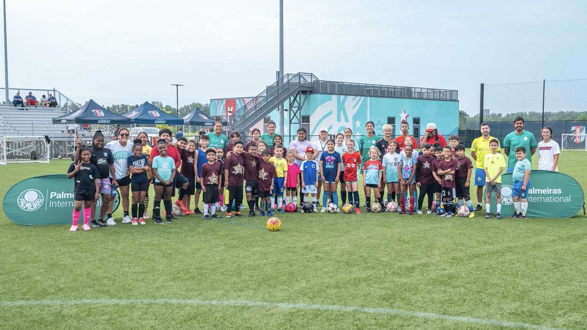 thekccurrent's tweet image. Growing the game in #KCBABY 🤩
During the Teal Rising Cup, we hosted a special Community Clinic. Local kids had the incredible opportunity to train with coaches and players from one of Brazil’s most iconic clubs, @Palmeiras.