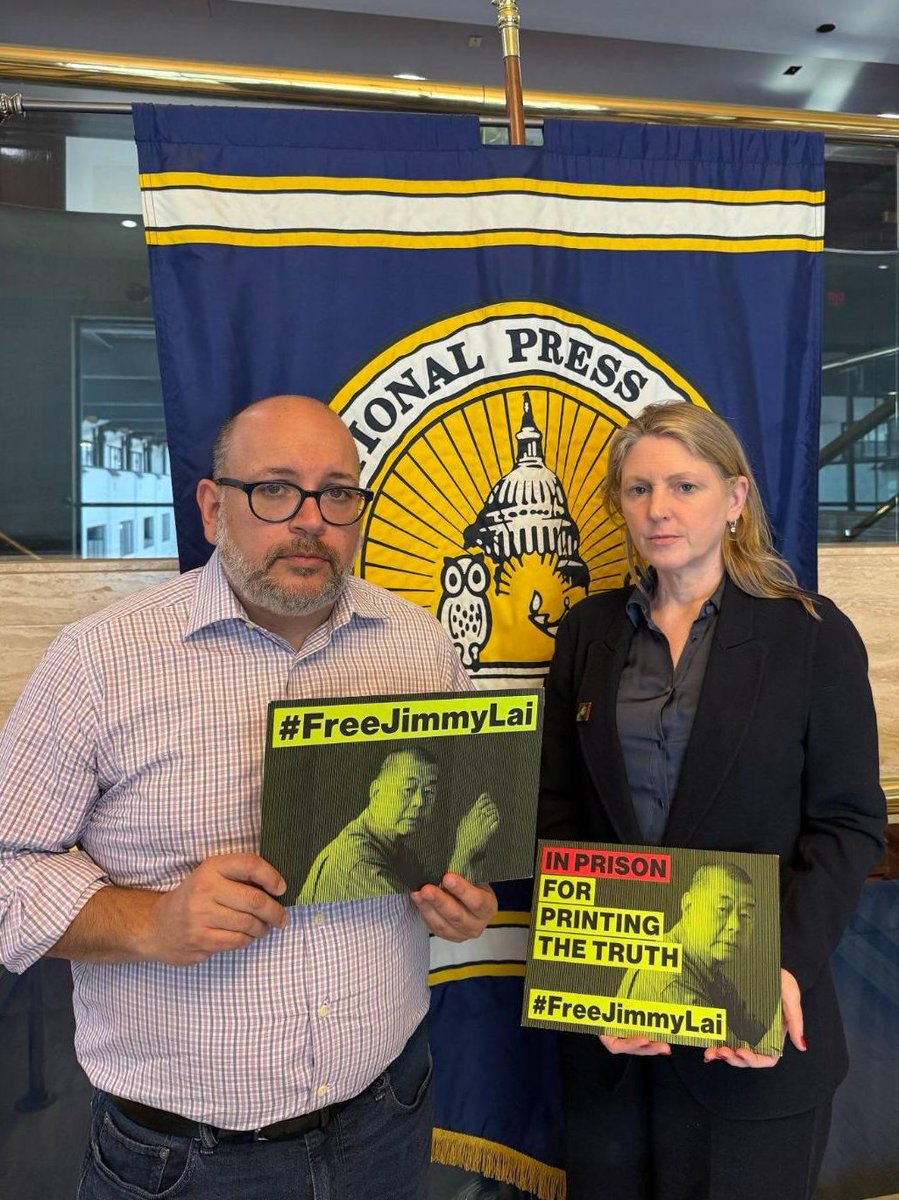 SupportJimmyLai's tweet image. Veteran journalist @jrezaian and @caoilfhionnanna, head of Jimmy Lai’s international legal team, stood together at the @PressClubDC today to affirm their call for Lai's immediate release.
We’re deeply grateful to @PFC_NPC @mccarrennews for their continued support and partnership…