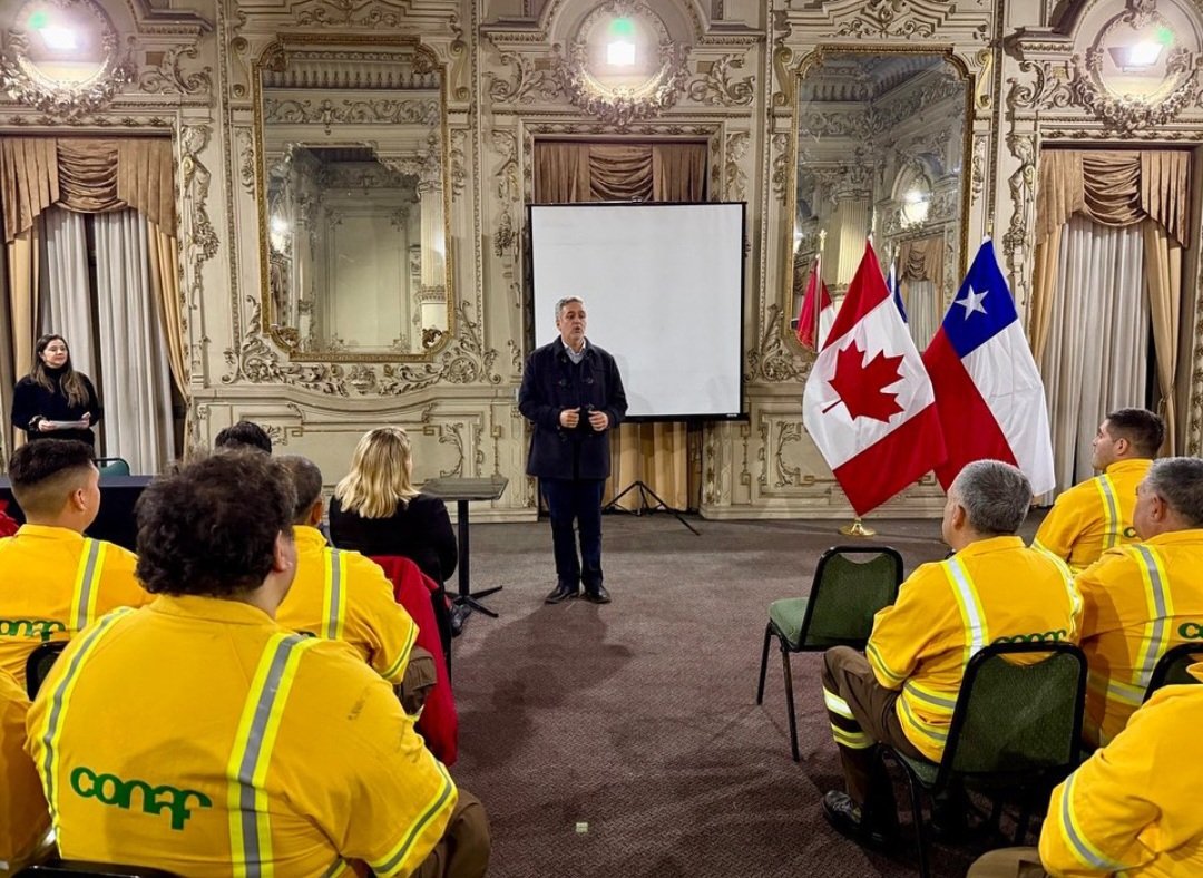 CONAF Ñuble (@conaf_nuble) on Twitter photo 🌱 Siete brigadistas CONAF Ñuble integran delegación chilena enviada por <a href="/conaf_minagri/">CONAF - Corporación Nacional Forestal</a> a Canadá 🇨🇦 para apoyar el combate de incendios forestales en la provincia de Alberta.
✅ Serán 32 días de apoyo en una emergencia que supera las 5,1 millones de hectáreas #CONAF #Ñuble 🌱 Siete brigadistas CONAF Ñuble integran delegación chilena enviada por <a href="/conaf_minagri/">CONAF - Corporación Nacional Forestal</a> a Canadá 🇨🇦 para apoyar el combate de incendios forestales en la provincia de Alberta.
✅ Serán 32 días de apoyo en una emergencia que supera las 5,1 millones de hectáreas #CONAF #Ñuble