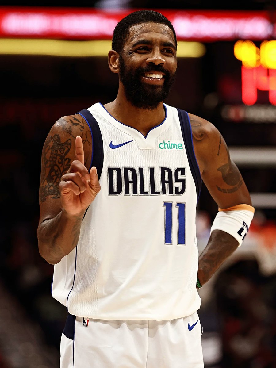 herseynba's tweet photo. Kyrie Irving kendi videolarını izlerken 👇

🗣 "Benim gibi bir oyuncuyu bir daha asla göremezsiniz." https://t.co/Awk9jbCg9R