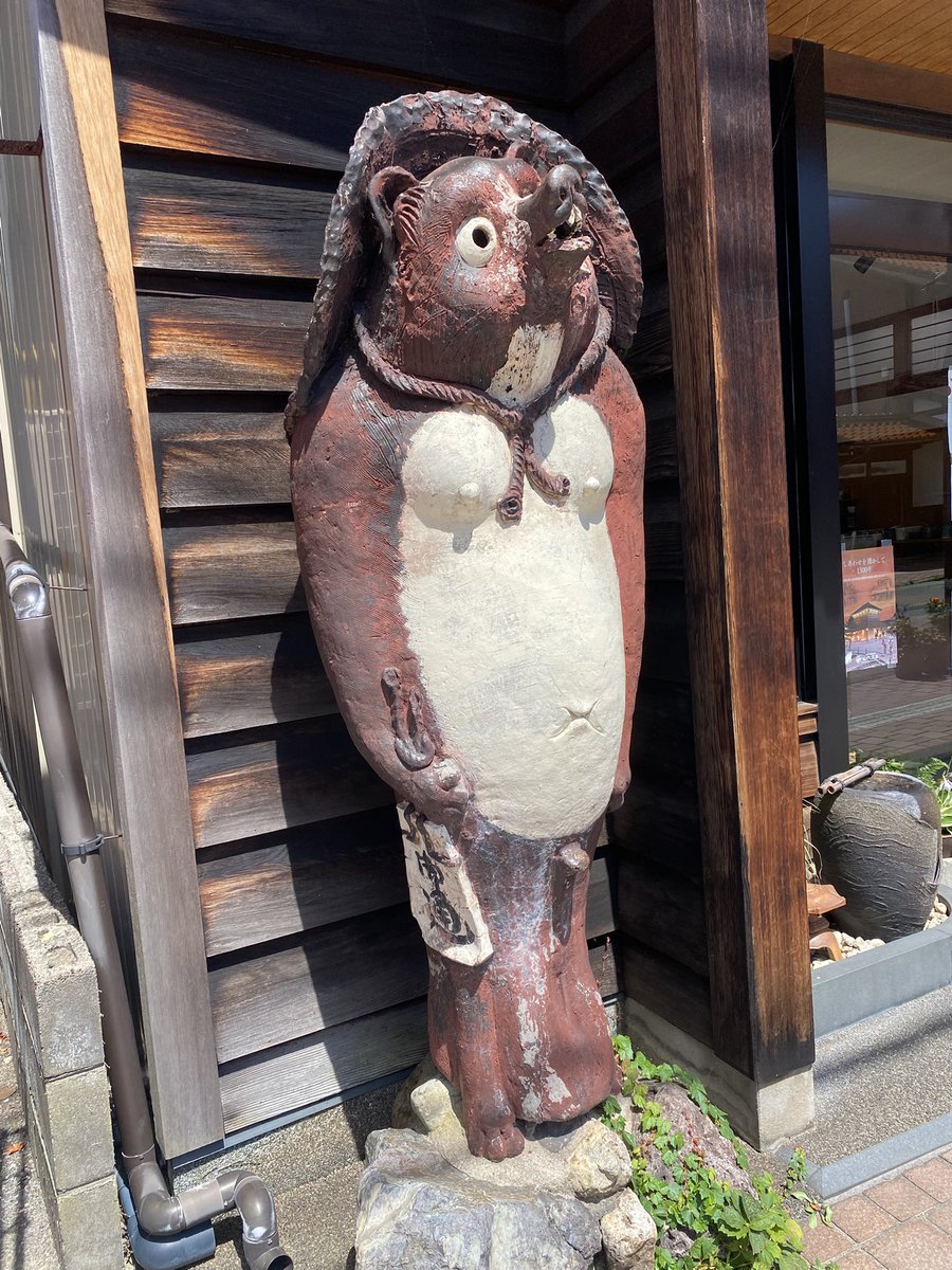 Hadutiwo's tweet image. 茶店・丹塗り屋営業日💖
温泉通り南出陶苑さんのまえの「たぬきさん」小学生の時いつも学校帰りにお腹を撫でてたなぁ
#山代八咫 #温泉むすめ #八咫ちゃんすぱクロくんver #山代温泉 #加賀温泉郷 #加賀は引力 #夏月姫の地元は加賀市じゃん