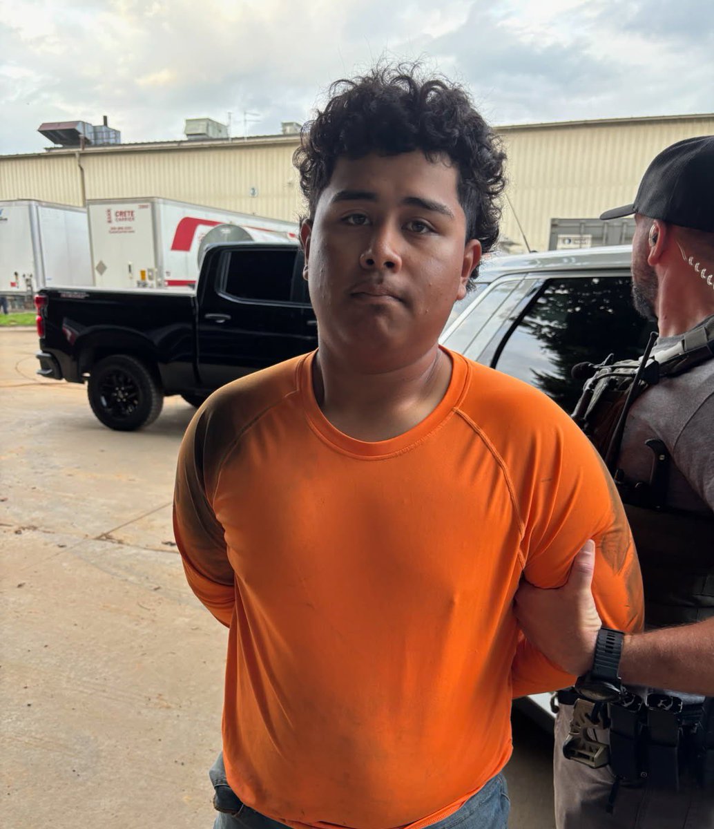 angelaganote's tweet image. A 19-year-old wanted on rape and child molestation charges out of Brownsburg,IN is in custody in North Carolina.
Marvin Jose Vasquez-Martinez was wanted on felony charges of rape and child molestation, but fled Brownsburg in May.
He’s facing state charges, but his probable…
