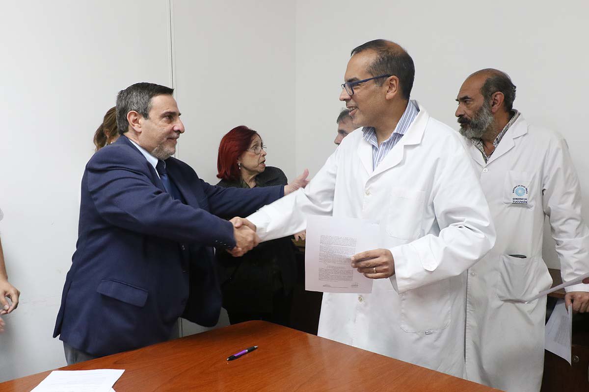 Un nuevo desafío y una gran responsabilidad. Me siento honrado de haber recibido mi resolución como Jefe de Radiología del Hospital Centro de Salud. Gracias al Ministro de Salud <a href="/LuisMedinaRuiz4/">Luis Medina Ruiz</a> por la confianza depositada en mí. #Radiología #Liderazgo #Salud