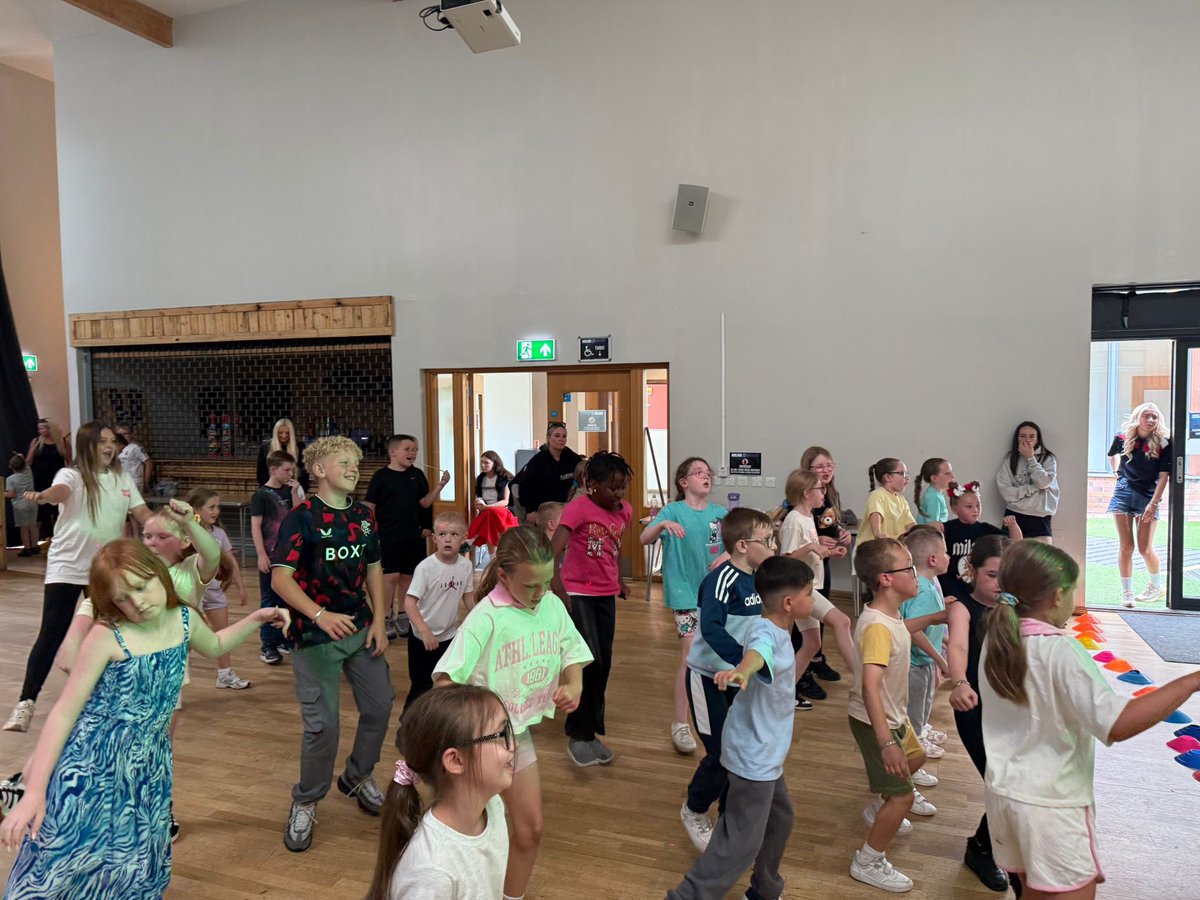 Yet another busy day today in The Reidvale Neighbourhood Centre for our FREE summer holiday programme with over 90 kids attending and having loads of fun 😎☀️

We had local legend, Kevin Brannigan aka BIG ANGIE, visit us today as he recently seen us out and about in the area with