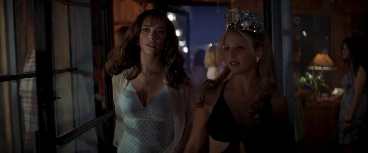 Dekkeronline's tweet image. Me and @thecroakerqueen
Walking in to see #IKnowWhatYouDidLastSummer tonight