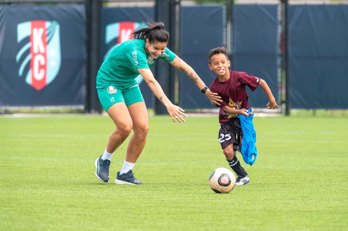 thekccurrent's tweet image. Growing the game in #KCBABY 🤩
During the Teal Rising Cup, we hosted a special Community Clinic. Local kids had the incredible opportunity to train with coaches and players from one of Brazil’s most iconic clubs, @Palmeiras.