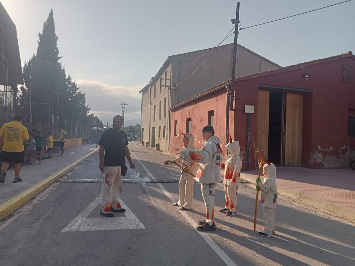 🔥 Carretillada a càrrec de la colla infantil dels diables i tabalers dels @7cervells de Jesús!  
Els més petits continuen la festa amb força, ritme i moltes espurnes! 🧨🎶

#somdeJesús