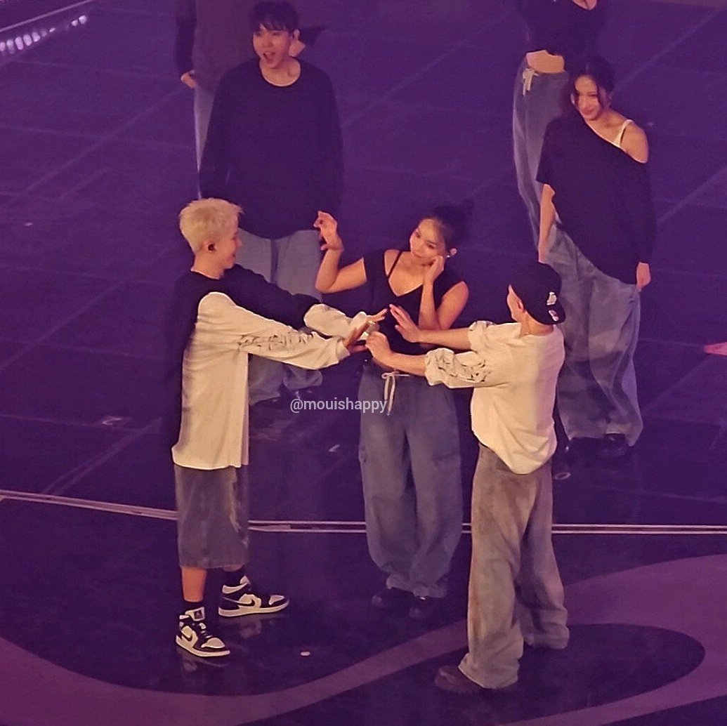 mouishappy's tweet photo. just noticed that dancer nim was doing horanghae and wooahae to them- 😭😭😭😭😭😭😭😭😭 https://t.co/9K6LONlWJ3